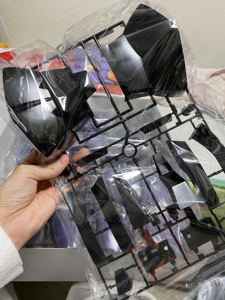 とにかくパーツがデカくてデカくて…合わせ目消しは必須な上にパーツは接着して組み立ていく、またヤスリがけがかなりしんどかったです…