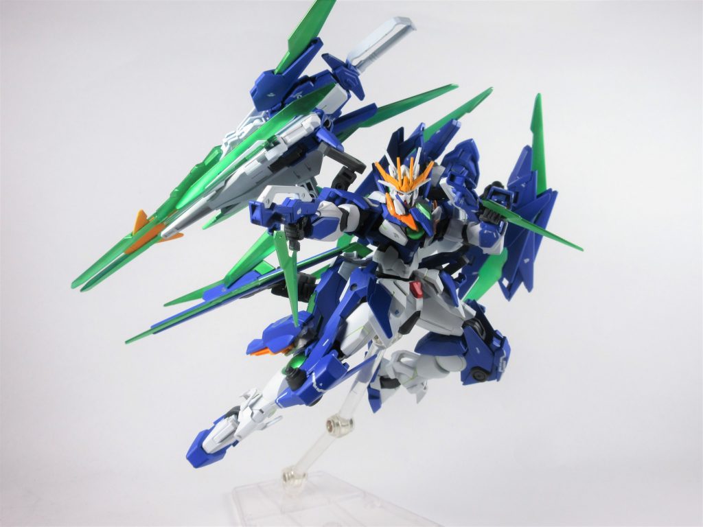 GNガンブレイドフルセイバーに付属していた武装ピストルモードとダガーモードの二種類に変形するがどちらも使い勝手がよく主に両手に装備して二丁拳銃として使用したり、片手にGNソードⅤを装備した状態で組み合わせて使うなど補助武装としての役割を持つGNシールド左肩のバインダーに装備される武装GNドライブと直結してることもあり非常に頑丈で並大抵の攻撃では破壊は不可能である。また上部にビームガンを仕込んでいるが、こちらも粒子が直接供給される為ビームキャノンと遜色ない威力を持つGNバインダーGNドライブを収納するバインダーその他にはソードビットやエクスセイバーのマウント先にもなっているGNバーニアDXの放熱板コンバートし、GNバーニアに改造したもので、急加速や減速に用いられる腕部のものは攻撃の際に噴射することで攻撃を加速させることができ擬似的に腕部のみをトランザム化させることが出来る。その他には後述するモードの時のGN粒子の放出の際に利用される