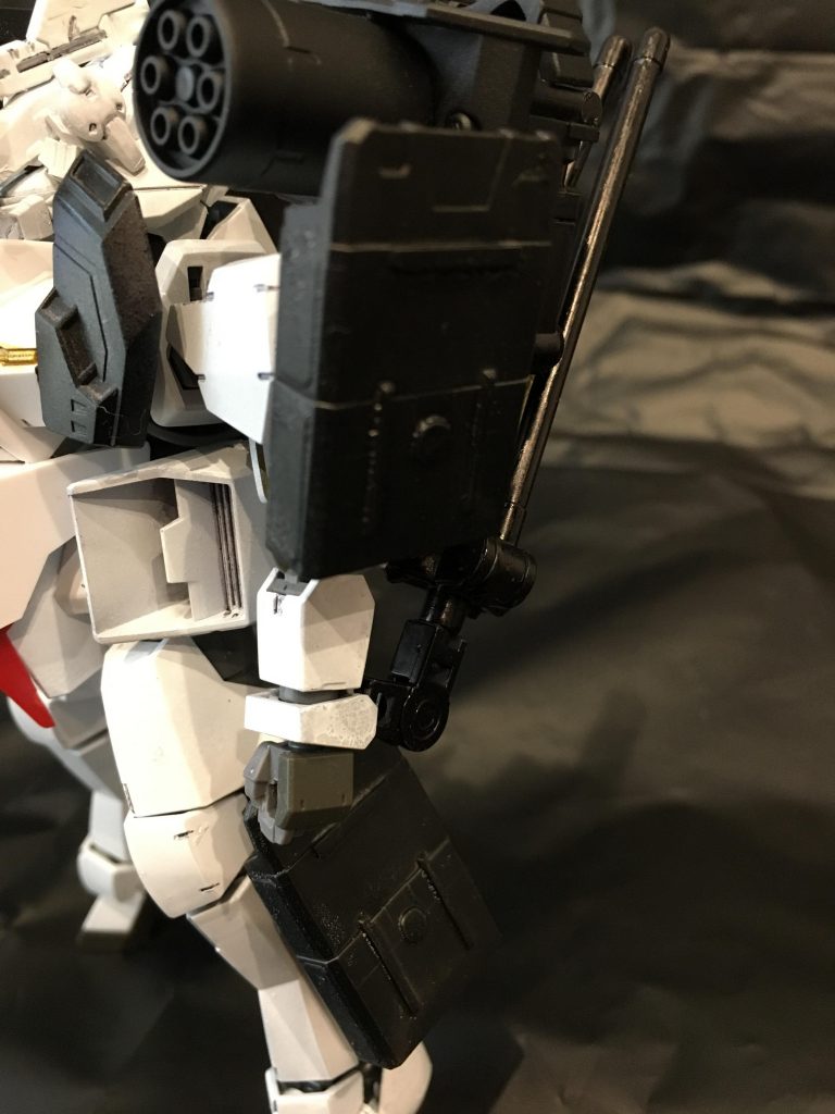 肩部、及び脚部装備のホーミングミサイル。使用時にはミサイルポッド自体を発射方向へ転回して使用する。使用後のミサイルポッドは追加装甲として継続して使われることが多い。