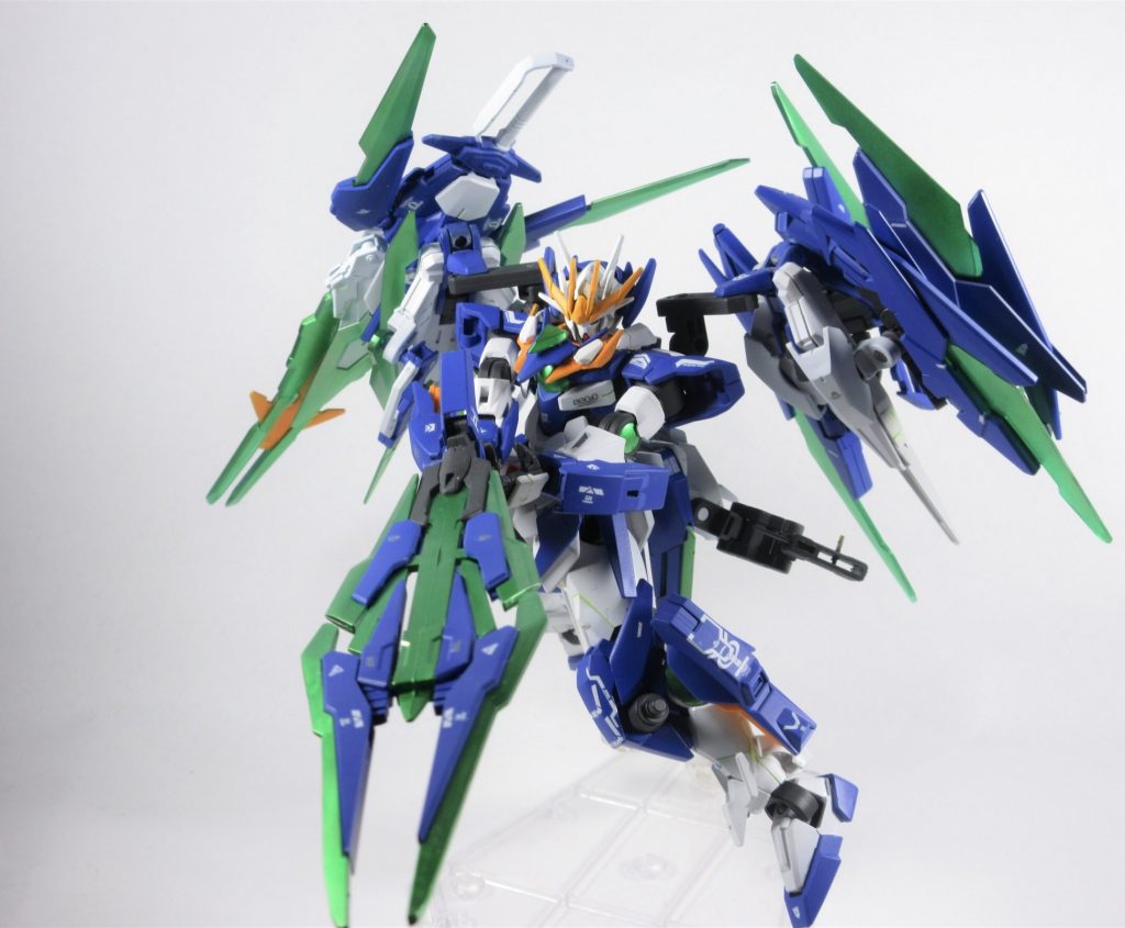 武装GNソードⅤ本機の主力兵装原型機と同型の装備だが改造によって性能は強化されておりソードモードではMS程度の装甲であれば易々と切り裂くほどで、ライフルモードは威力や照準が強化されてより正確かつ強力な射撃を可能とし、これ一本でも充分過ぎるほどの戦闘力を発揮する。またサイドアーマーへの懸架以外はそのままの機能を持っている為ソードビットとの合体も可能。GNソードⅤ バスターソード6機のソードビットと合体した大剣高かった切れ味はさらに増加しており文字通りなんでも切れる剣と言えるほどになっており、敵のシールドはもちろん、大型のMAですら難なく一刀両断できる程で、硬い敵や大型の敵機との戦闘では大いにその性能を発揮する。GNソードⅤ バスターライフル6機のソードビットと合体したライフルで本機の装備の中でももっとも火力に優れる。原型機同様に超巨大なビームサーベルであるライザーソードを発生させることが出来、これにより敵機はもちろん、要塞オブジェクトの両断すら出力によっては可能で、バトルフィールドすら変えてしまうほどの威力を持つ