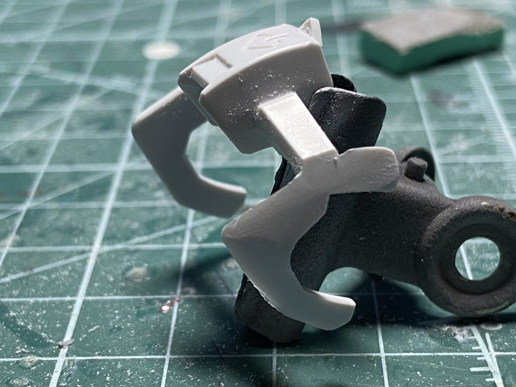 分厚いパーツは内部を削り薄くしました。