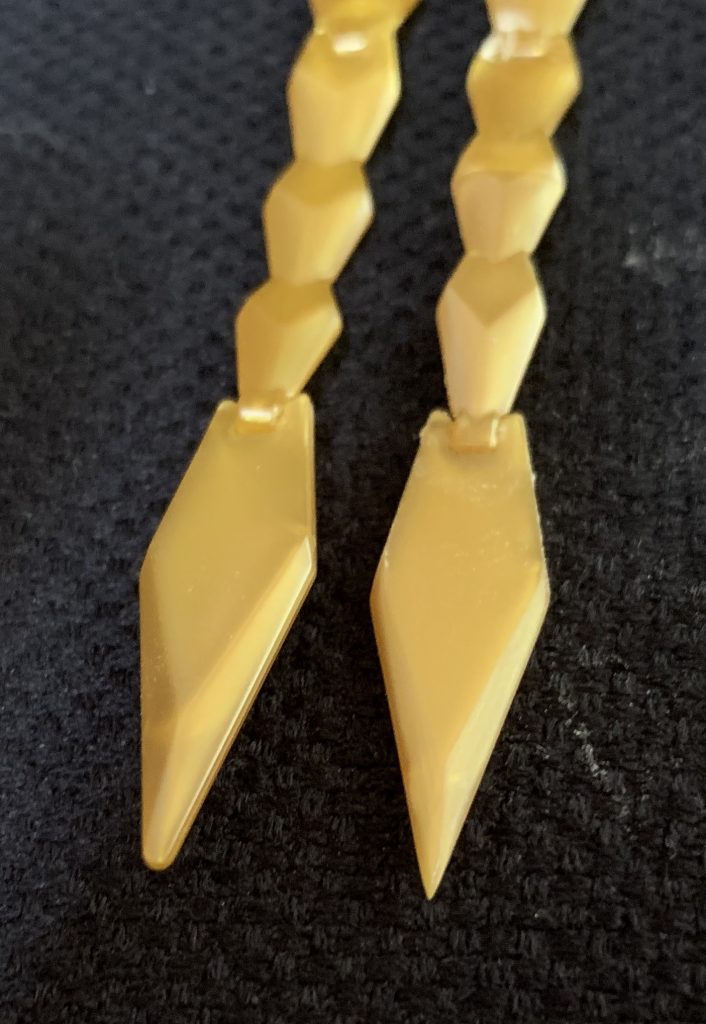 ユニコーン系は鋭利なエッジの集合体というイメージもあり、だるいエッジは削り出してシャープにしました。