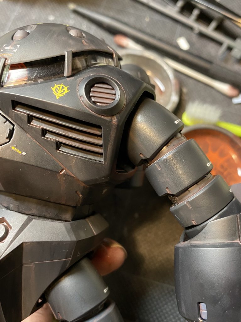 ウェザリングについて。エナメルのハルレッドとフラットブラックを混ぜたものでウォッシング、さらにウェザリングライナーのラストレッドやディープブラックでちまちま描き込んでいます。塩浮きはエナメルのフラットホワイトを点付けしたり塗り広げたりしたものを、溶剤しみこませた綿棒などで拭き取って表現しました。