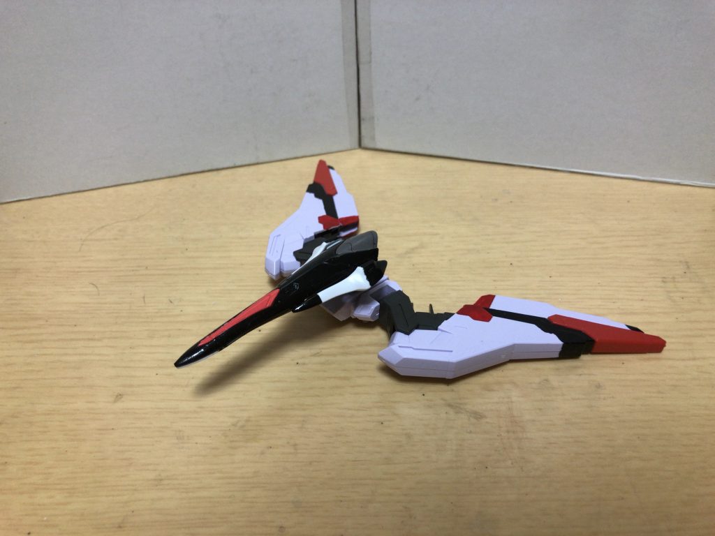 背面に追加された新ユニット｢イラ｣です。単独飛行を可能とし、機首を展開するとビームを照射できます。パイロットは有しません。