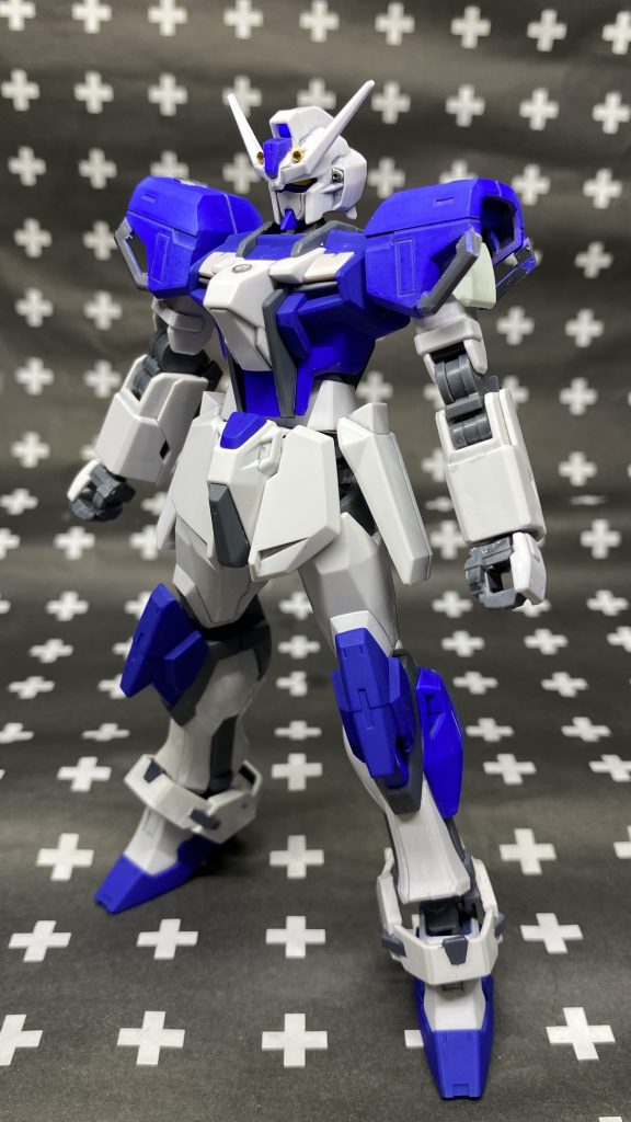 まずはストライカー無し状態で。トールストライクをベースに各ストライク系をミキシングしてます。肩はGM/GMから拝借し下部にストライクの肩部ハンガー(?)部を接着してます。アンテナは黄色のアンテナを外しハイキューパーツでバルカンを増設。顎はランナータグを接着して延長して細くなるようにし、フェイスのスリットを埋めました。