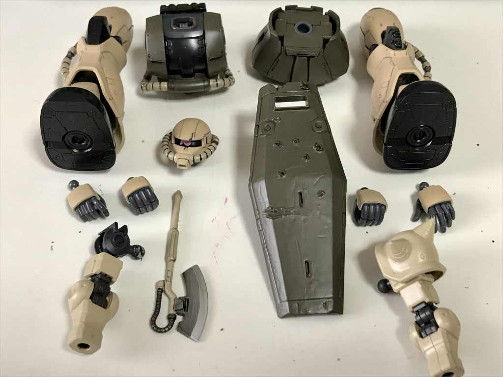 塗装は主にタンとオリーブドラブ(1)の二色です。フレームと黒い部分は成形色のままです。汚して仕上げる前提で、けっこう手を抜いています。最後にウェザリングマスターのシルバー、ガンメタ、サンド、マッドなどでたっぷり汚しました。仕上げはツヤ消しトップコートです。