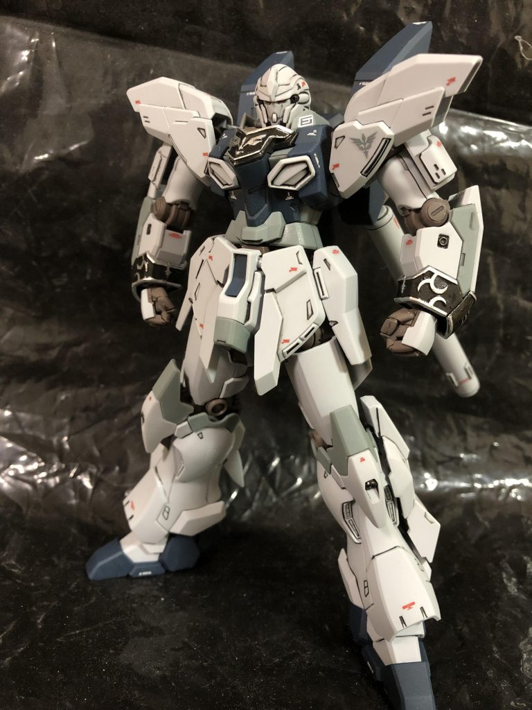 袖はシャインシルバーで塗ってその上にエナメルの黒を塗り、それを薄め液で拭き取って再現しました。