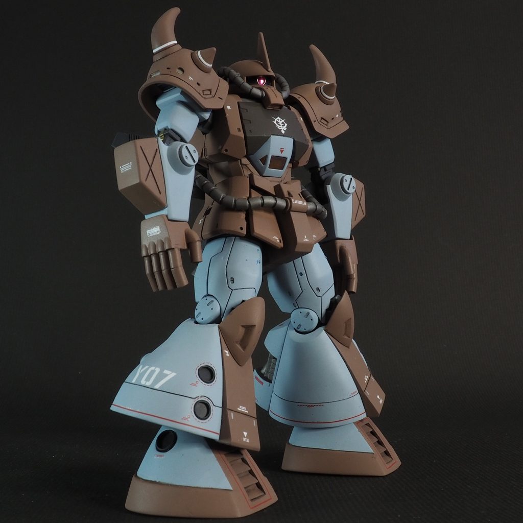 機体番号のY-07も旧キットに付属のデカールから採用。脚部に大きくマーキング。