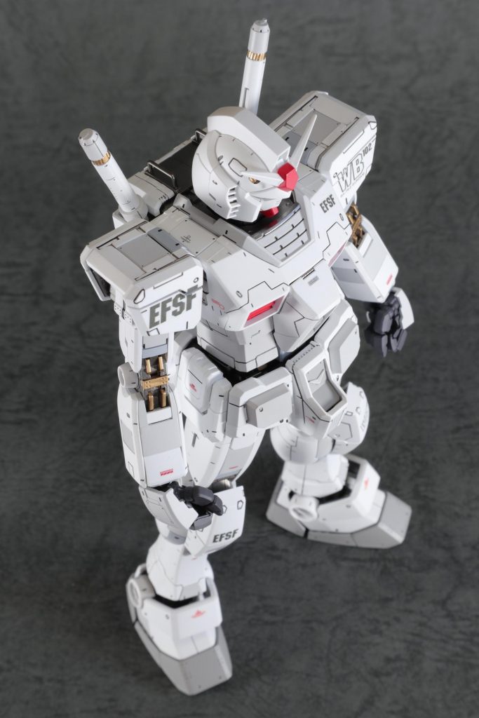 基本色ホワイトからグレーまでの数種類のカラーを調色してパーツごとに塗り分け。情報量を増やしています。