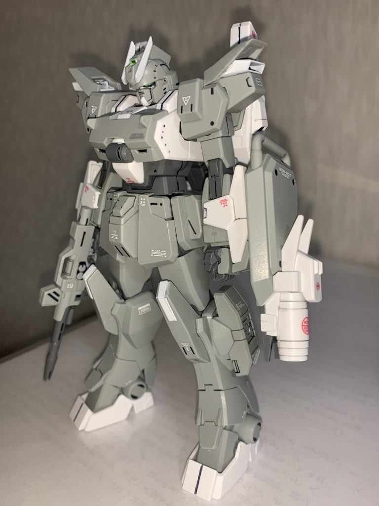 イントルーダーにセンサーシールドとビームライフルを持たせてベーシックにしています。シール部分であるブレードアンテナと膝の白部分は塗装、ツインアイも黒で縁を塗った後シールを切り取り貼っています。唯一の改修点はショルダースラスターの増設で、Ez-SRの余剰パーツを削って貼ってスラスターに見立てています。