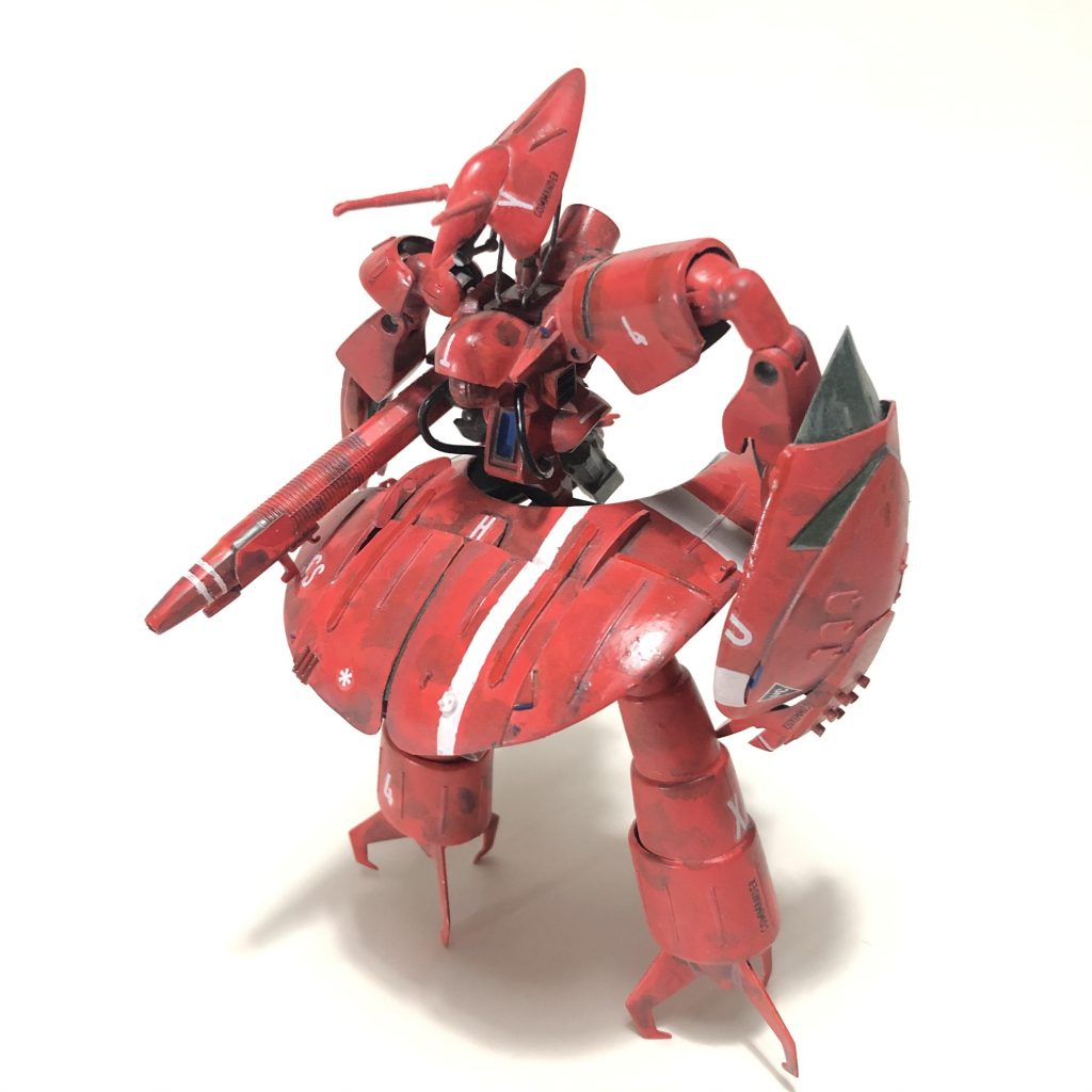 ななめ気品漂うスマートガンとドレス。この真っ赤な機体は水中では光屈折度の関係でほぼ景色に溶け込む。いわゆる水中迷彩