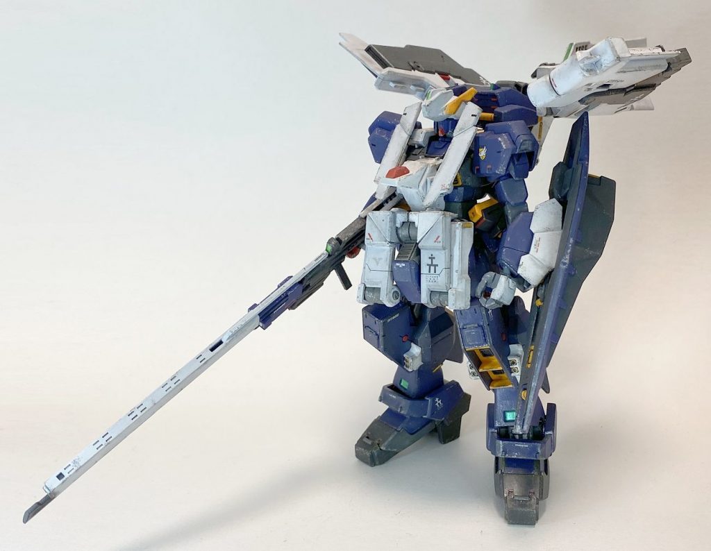 正面紺の本体に白のフルドドを装備させています。デカールはプレバンのヘイズル付属のものとZ汎用のものを組み合わせました。胸のブレードアンテナ(?)装甲(?)はネオジム磁石で可動式にしています。