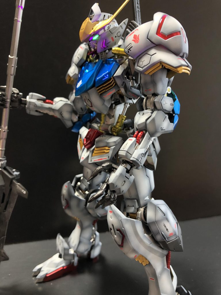 左斜めから。目や電源マーク（⁉️）は蛍光塗料を使ったのでUVライトを当てると発光します✨この角度はお気に入り。外装のグラデーションと内部フレームもバランス良く覗いているのがポイントです🙋‍♂️