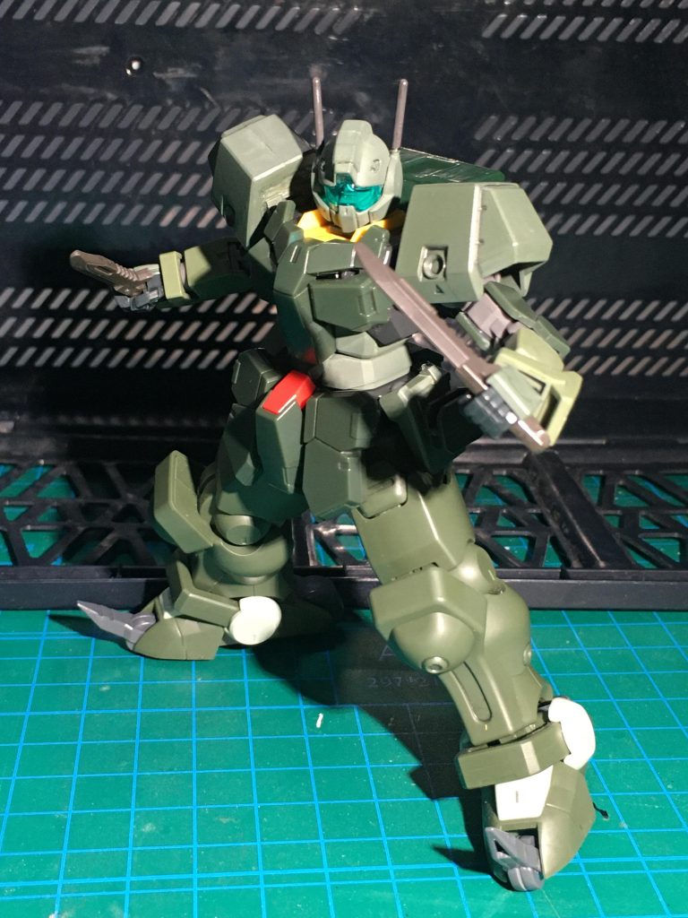 弾薬使い切った後は武装・追加装甲パージ、デットウェイトをなくした脚部のローラーで高速移動しつつ、ナイフ・脚部突起で戦闘続行するイメージです。