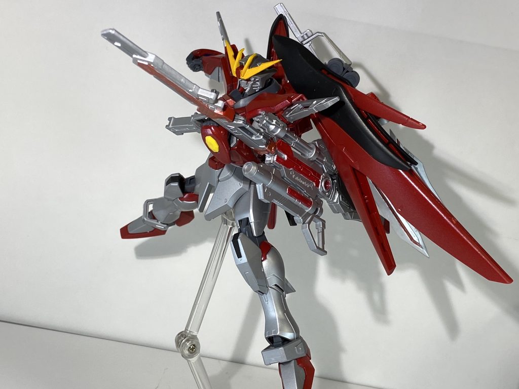 長射程ビーム砲はカレトヴルッフ炎のパーツを加えて実弾攻撃の手段を増やすなど汎用性が広げられており、ビームライフルを合体させ強力なビーム砲としての運用も可能です。