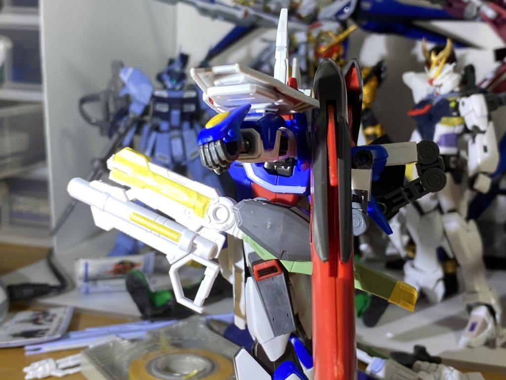 背面の武器接続アームはそのままだとボリュームを増した武器が展開状態の時に干渉するのでボールデンアームアームズのパーツを加工し、可動範囲を増やして武器が構えやすいようにしています。