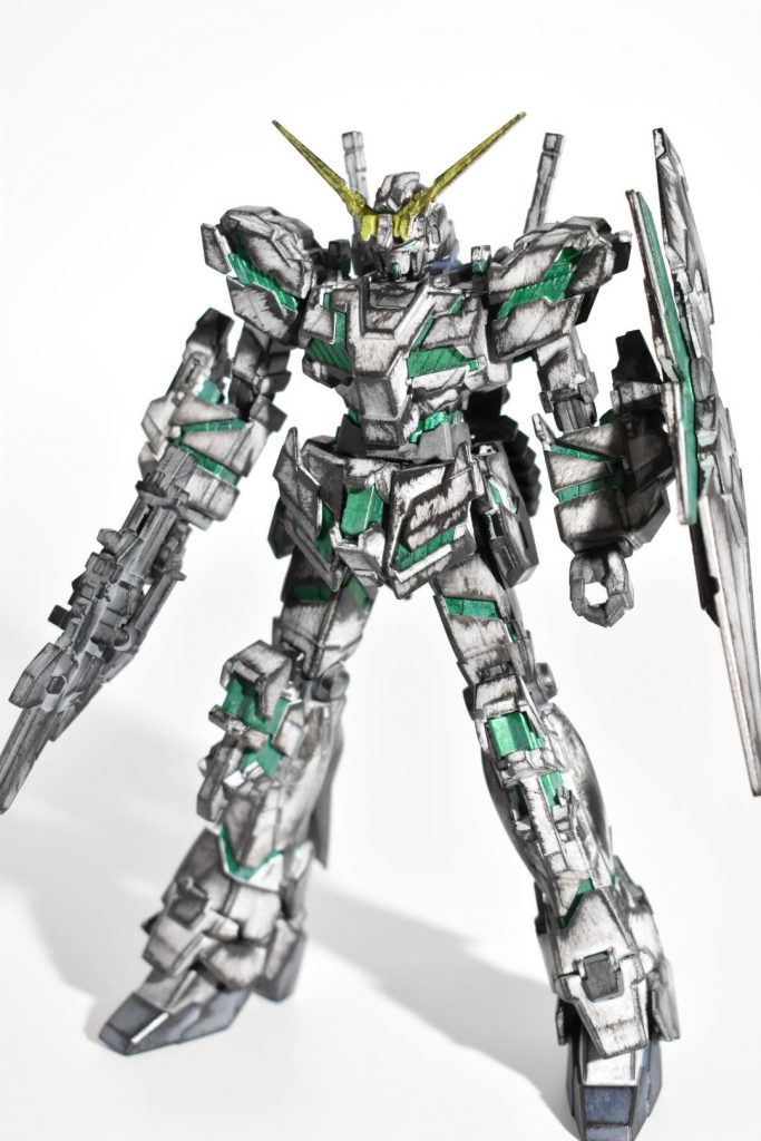 ピンク色のサイコフレームをメタリックグリーンに塗り潰してます✌️