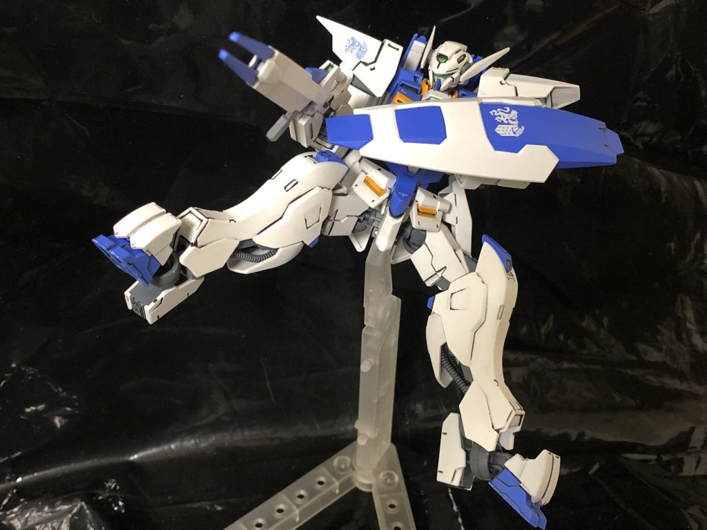 ビームライフルはピストル程度からメガランチャー級まで威力を調整することができます。鉄血の時代を終わらせた機体なのでナノラミネートアーマーを無効化するほどの威力がある設定です…そうは見えないかもしれないですが(厨二設定)