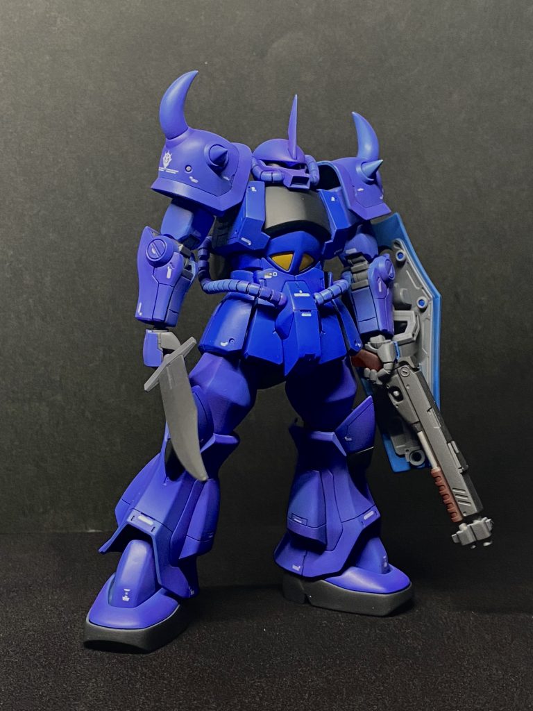 先日は武装していませんでした。グフ・カスタムのヒート剣が似合う様に思い、接近戦の為にショットガン、ストック無しを装備。凶暴な感じを狙っています。