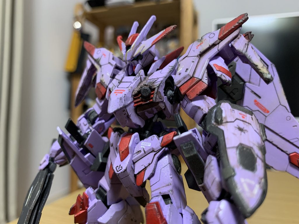 ダメージは左側に寄るよう意識してます。砲弾は胸にめり込むだけで済んでいます。奇跡ですね。オイル流れの表現は腰までやるとなんだかわからなくなりそうなので胸だけに留めてます。アンテナとアーマーの破損はニッパーとナイフで切削。 