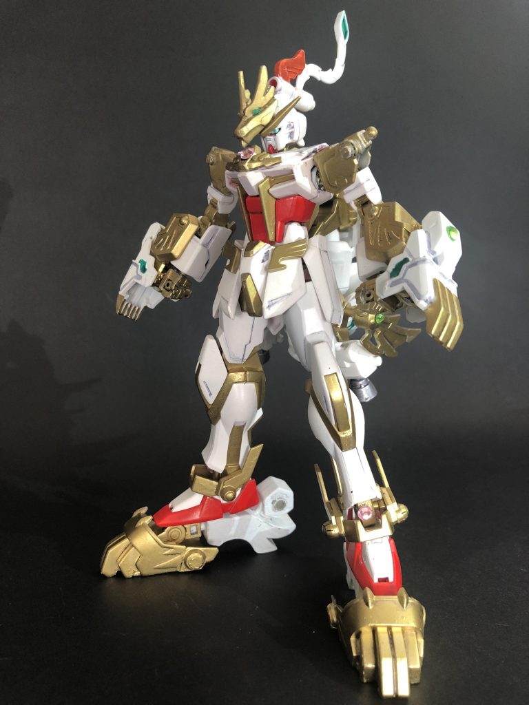 こちらがその近接特化型。肩部のアーマーを腕に、背中のブースターを脚に装着することで攻撃力が飛躍的に上昇する。間合いを詰めた後、火力の高い近接特化型に換装し、インファイトで一気に攻め込む戦術が得意。