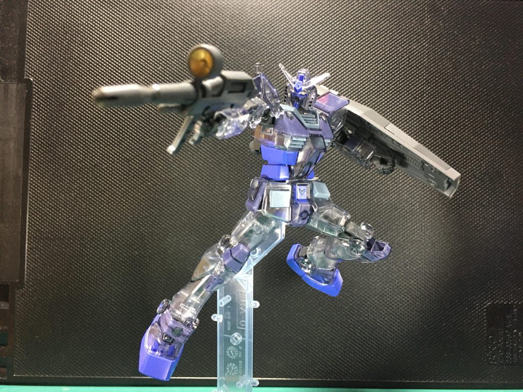 　組み立てには1時間もかからないくらいパーツが少ないのに、こんなに良く動く。こぞって夢中になるわけだ…　REVIVE版のライフル、システムウェポンキット005のシールドを使用。 