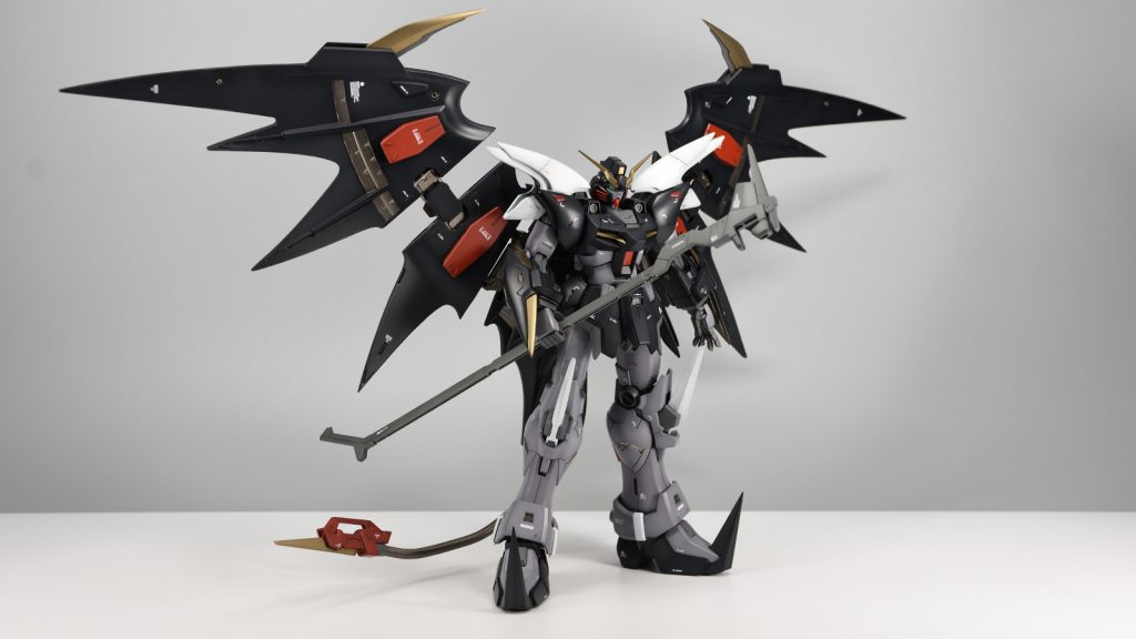 昨年MGデスサイズを制作したのですが、やはりこっちも作りたくなってしまいました。本体は小さいながら、アクティブクロークが巨大なので、大変見栄えがしますね。