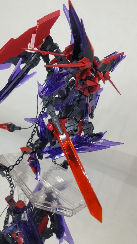 武装1【罪に穢れた勇者の刃(エロージョンキャリバー)】「勇者の持つその聖剣に、斬り殺した魔物達の血と脂が染みついていないなどと、何故断言できようか?」いわゆるチート武器。浸食する剣という意味を持ちます。この剣の刀身はGNリキッドで形成されています。一見固形物に見えますが流動体です。刀身の表面はGN粒子が微細に振動しており、刀身が対象物に触れるとGN粒子が対象物の分子(原子)結合を浸食し、共振現象を引き起こすことで結合状態を崩壊させて破壊します。「蒼き鋼のアルペジオ」に出てくる振動弾頭のような感じですが、攻撃システムは「ゴッドイーター」の神機に近いです。神機は自身のオラクル細胞でアラガミのオラクル細胞を捕食して攻撃しているので。さて・・・何でも斬れるようにしたかったので、ガンダムとそれ以外の作品に登場する特殊装甲やバリアの原理を調べたところ・・・PS装甲(相転移装甲)や強制波動装甲は斬れる。GNフィールド等のエネルギーフィールドは刀身のGN粒子でおそらく分解できる。念動フィールドやATフィールドのような、スピリチュアル的なバリアは負のエネルギーで汚染できるので何とかなりそう。月光蝶はー・・・ナノマシンをGN粒子で押さえ込めれば何とか斬れそうな気がする・・・ですが、クラインフィールドや歪曲フィールドのような、力のベクトルの向きを変えてしまうようなバリアは、浸食するGN粒子のエネルギーの向きを変えられてしまう気がするので、多分斬れない。ということで・・・何でも斬れるというわけでは無く、斬れないものはあんまり無い程度と考えますみょん。