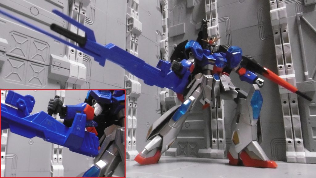 ハイパー(略)はグリップを持ちつつ前腕にガードを引っ掛けて保持します。ガワラ曲げ状態だと干渉して持てません。ハイパーロングライフルそのままなので、銃口にビームエフェクトを差してロングビームサーベル化も出来ますが、写真に納まりきらなくなる(被写体が小さくなる)ためオミットしています。設定上は存在。