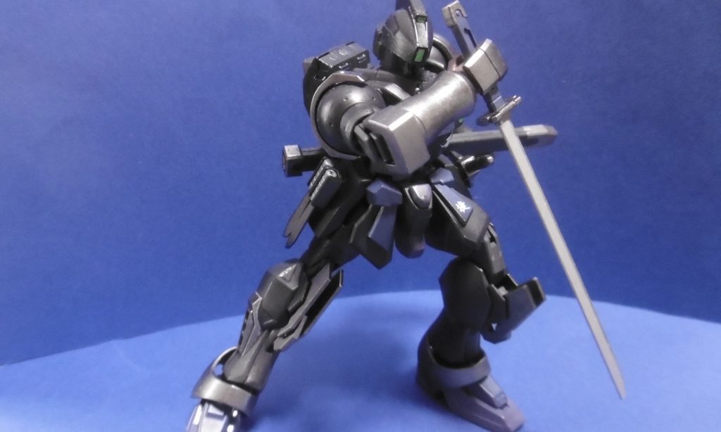 ニンジャと言えば逆手持ち。刀の逆手持ちはこの長さだと斬撃に向かない(刺突向き)ような気もしますが、相手を油断させるには有効な手段だと思います。