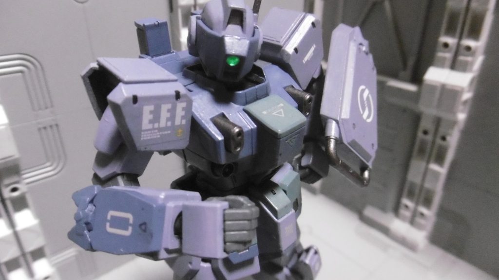 頭部センサーを緑にしていないのは塗り忘れではなく、発光量を減らすための仕様です。またこの状態でのみ、ビームダガーが使用可能に。手の内は見せびらかさずに隠しておくもの。ビーム格闘兵器は実体剣よりも携帯性に優れる反面、光と熱の問題があるので隠密行動では障害になります。よって使用時でも展開せず、