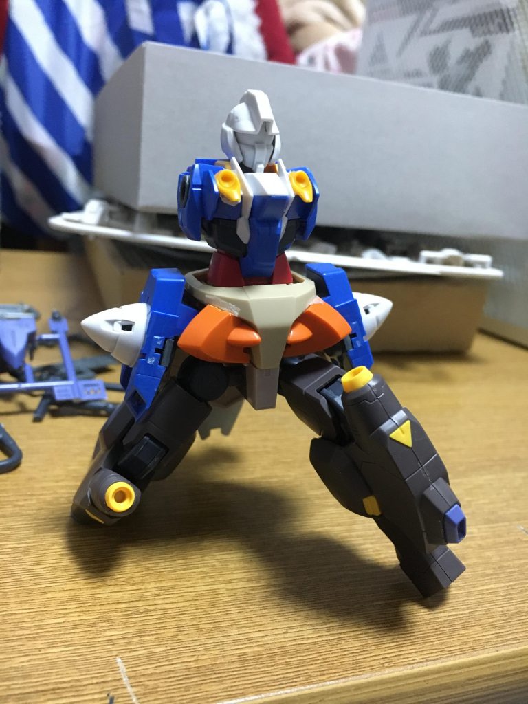 友達とのOOガンダムコンペで制作していた機体で、はじめはジム風頭の予定でした。この時は一切のコンセプトも決まってなかったので完成するかも怪しいものでした。