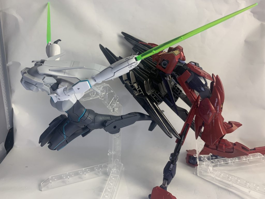 二刀流過去作のフェイクニュージオンガンダムの両腕をバッサリ!