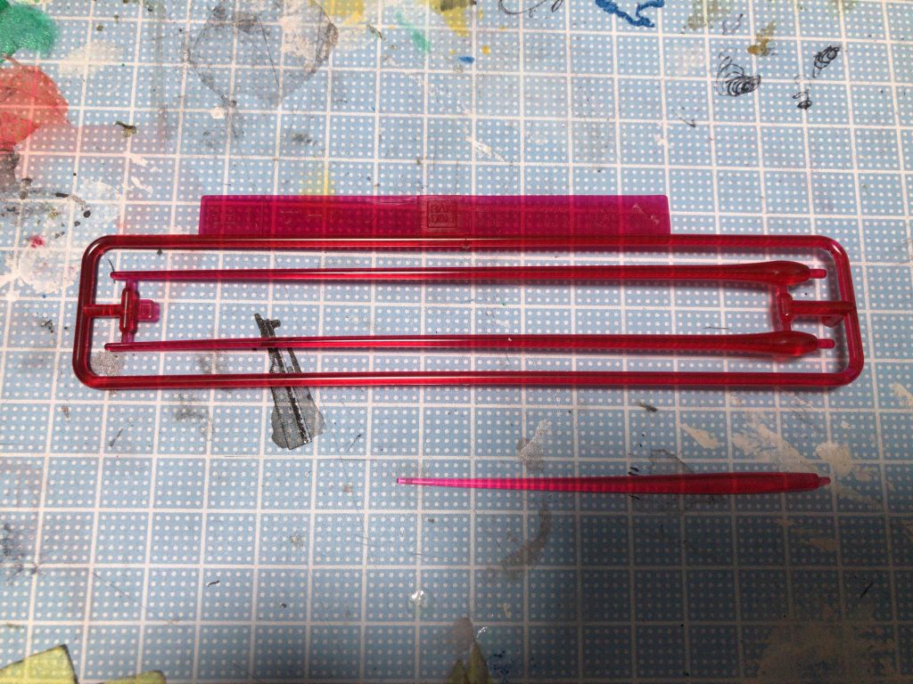 超大型ビームサーベルの刃パーツです。とてもでかいですね…。右下に置いてある普通の長さのビーム刃と比べるとその大きさが分かると思います。若干しなっているので自分で曲げなくてもある程度表情のついたポージングができるかと思います。