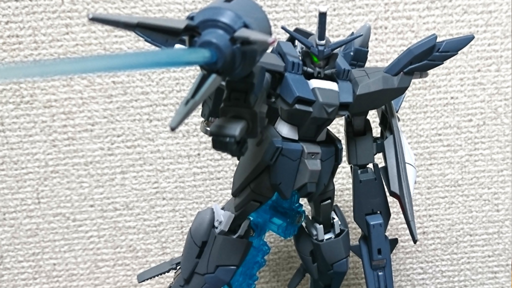 左腕部にはブリッツが使用していたものの改良型となる「グレイプニール改」が搭載されている。中央部にはフォノンメーザー砲があり、捕獲した後、パイロットだけを撃ち抜くこともできる。