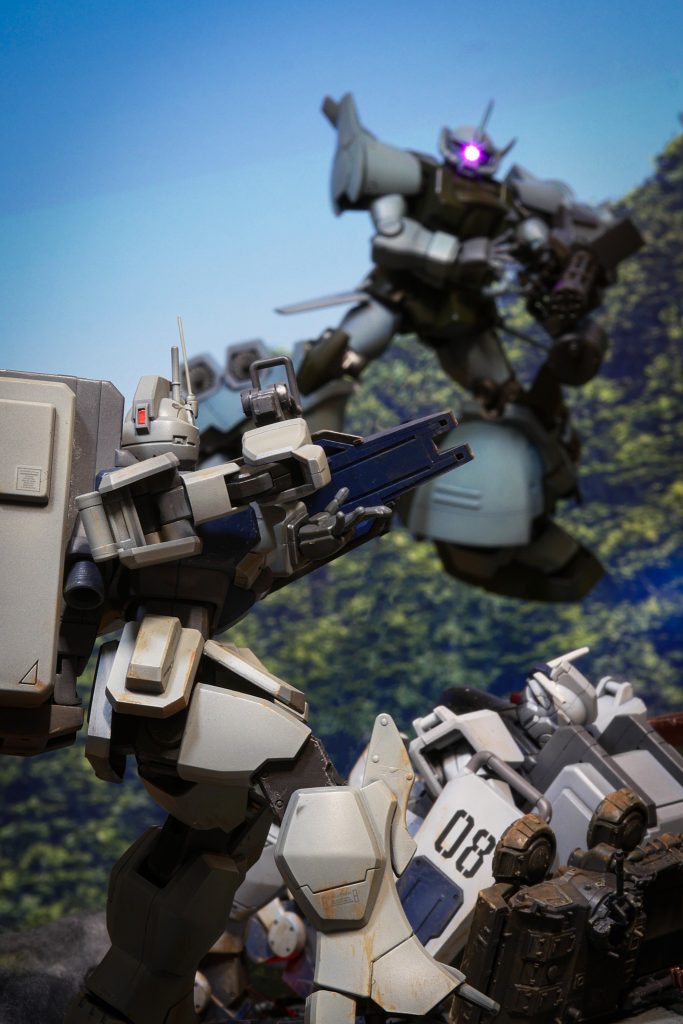 グフフライトタイプのモノアイは通常暗めに発光させ20秒前後で大きく光らせる(いわゆるぐぽーん描写)制御をしています。制御はArduinoマイコンです。