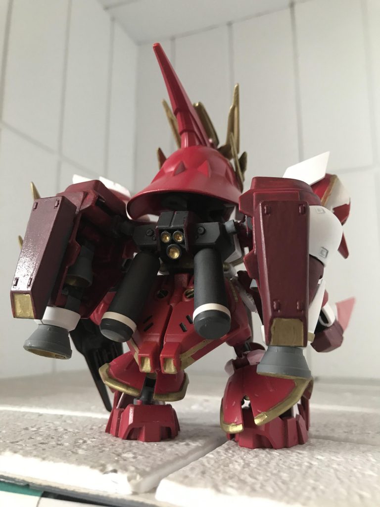 背中から。あくまでガンプラなので、思い切ってブースターを減らさず追加し、高機動で一気に突撃して斬る。みたいなイメージに!ファンネルを取って頭に干渉する基部を切除、そして側面を開口してボールデンのジョイントを介してSDサイサリスの肩を取り付け。後ろ側のブースターはジャンクの為片方が欠損していたので外してボールデンのパーツを装備。