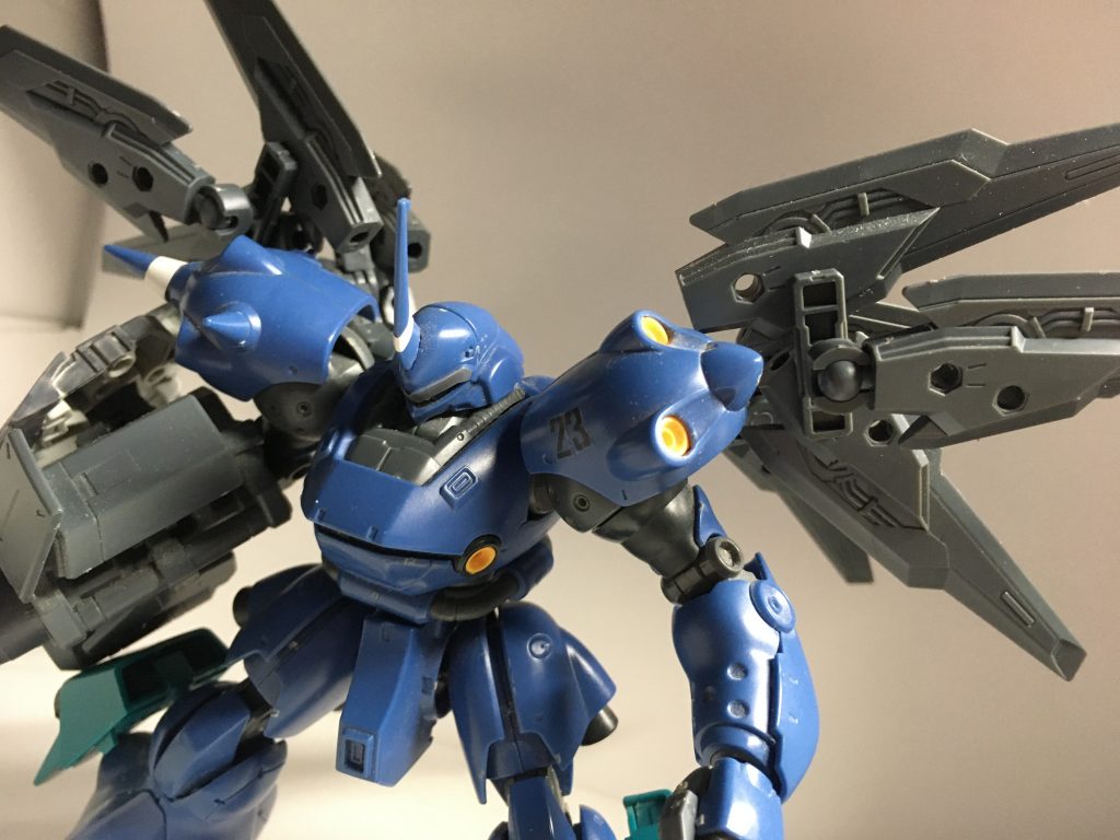 バックパックの翼はスラスター兼ライフルです。