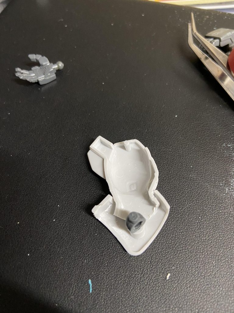 短縮加工風景。太腿で5ミリ程度。脛でも5ミリ程度は短縮出来たんじゃないでしょうか。スネ下部ポリキャップ構造はそのまま。ディテールは残し、干渉するところを削り接着。なかなか良い。