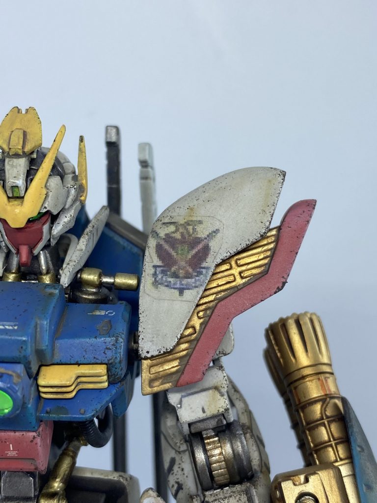 肩はシャイニングのものを使ってますが、そのままだと、なんとなく鉄血の世界感に合わない気がしたので、パテで丸みを持たせてみました。