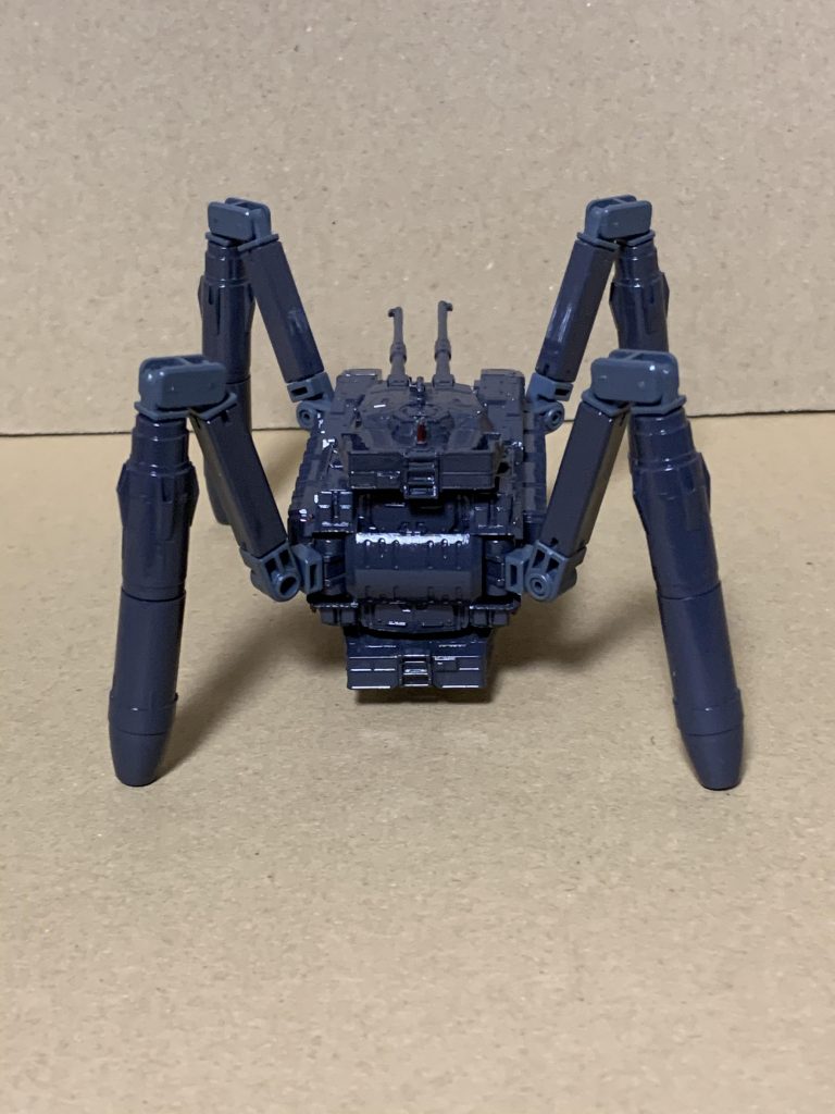 シノオクリト[解説]アラスカの製造プラントにて生産されている旧式鋼魔獣の一種。旧世代の戦車の車体と砲塔を流用して設計されており、無限軌道輪を廃して四脚での歩行を移動手段としている。これにより、移動速度はともかく不整地での走破性は格段に良くなり、何処からでも砲撃の為のポジションを確保出来るようになった。最初期は有人機であったが、戦争の激化で乗り手が減少した事で無人機として再設計され、プラントで製造され続けている。武装は90mm滑空砲ニ門を上下で計四門備え、高い火力を備えている。なお聖刻暦800年代では資源不足か、はたまたプラントの劣化が原因か、出現数が減って来ており、いずれ姿を見せなくなると思われる。