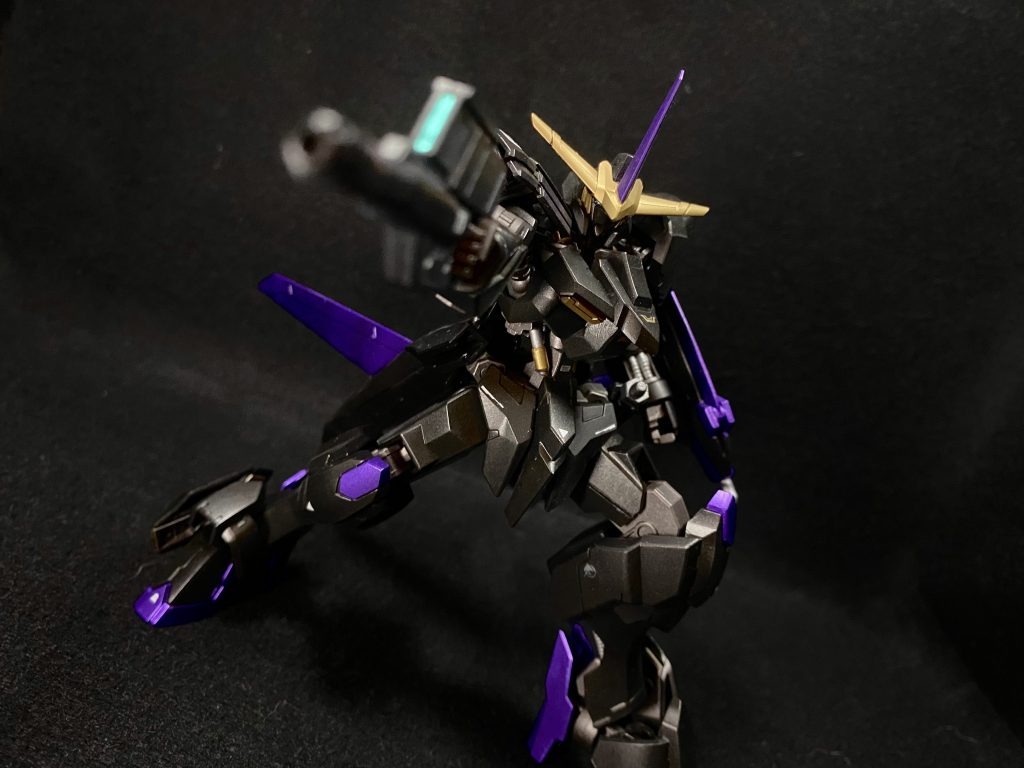 ライフルで。このライフルの形、鉄血の中でも1位2位を争うくらい好きです。