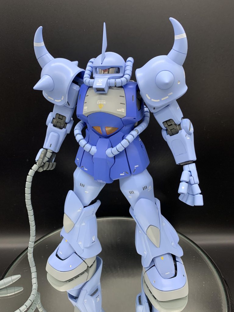 モノアイはハイキューパーツのメタルプレートを使用しております。塗装は胴体以外はガンダムカラーのMSライトブルーとMr.カラーのホワイトを8:2の割合で塗装し、胴体は成形色の上からMSライトブルーを塗ってます。薄いグレーは零戦の機体色です。塗装後に水転写のガンダムデカールを貼り艶消しクリアーを塗ってます。