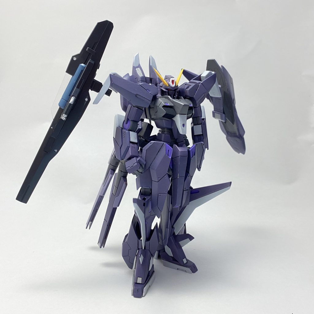 自粛期間に改造してみようと思い、押し入れから放送当時に作ったアリオスを引っ張ってきました。買ってからすでに10年以上経っていることに驚きです。ミキシングもスクラッチも塗装も何もしたことが無く、全てやってしまったため完成させるのに3ヵ月近く掛かってしまいました。行ったことは以下の通りです。・胴体、股間部パーツの延長・脚部のブースター位置の変更・シールド、胸部パーツ、ハンドパーツのスクラッチ・各種ジョイントパーツの作成・ディテールアップ正直初めてということもあり塗装やディテールなども荒いところが目立ちます。今後の課題として頑張っていきます。