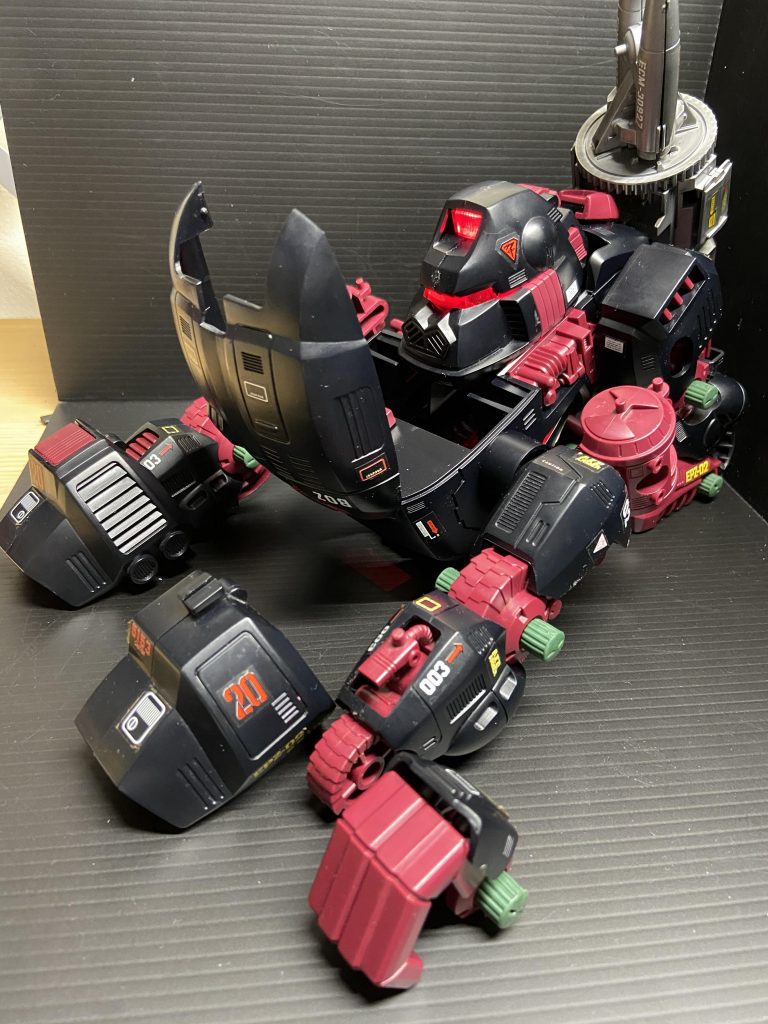 ちなみにこうなってます。お尻に対空ミサイルを刺された哀しいコング。笑