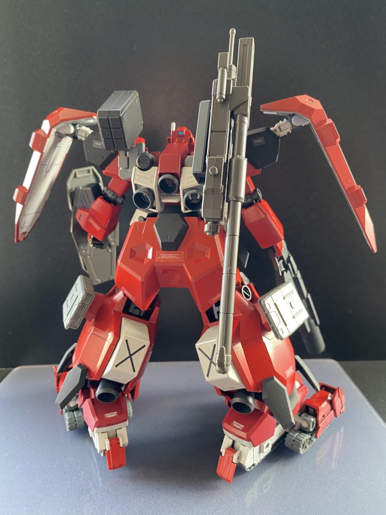 厚い装甲にビームコーティングが施されている。また脚部がキャタピラ状になっているのも、本機の特徴である。