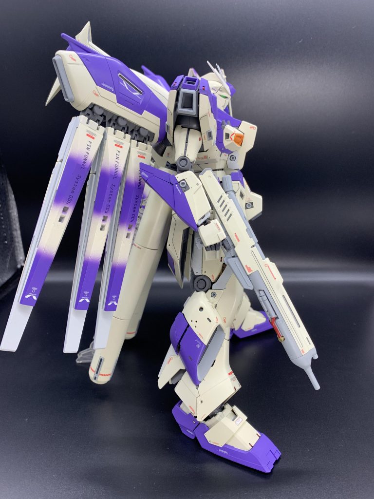 スジボリ等はNAOKI氏の作品をなるべく忠実に再現し、フィンファンネルには自作デカールを貼りました。