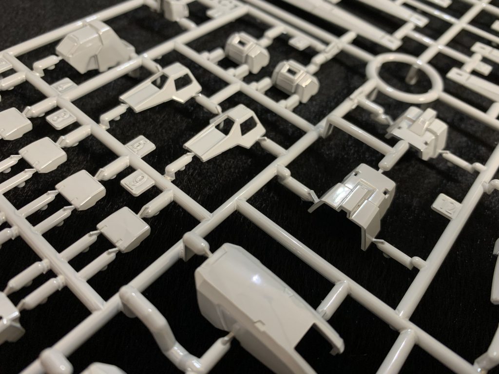 ランナー晒してどうすんのとは思いますが、この塗装はヤバいですよ。スジボリ部が光ってる!パーツ同士ぶつかるとキンキンという音がする。傷もつかない。こいつプラスチックじゃないのか?