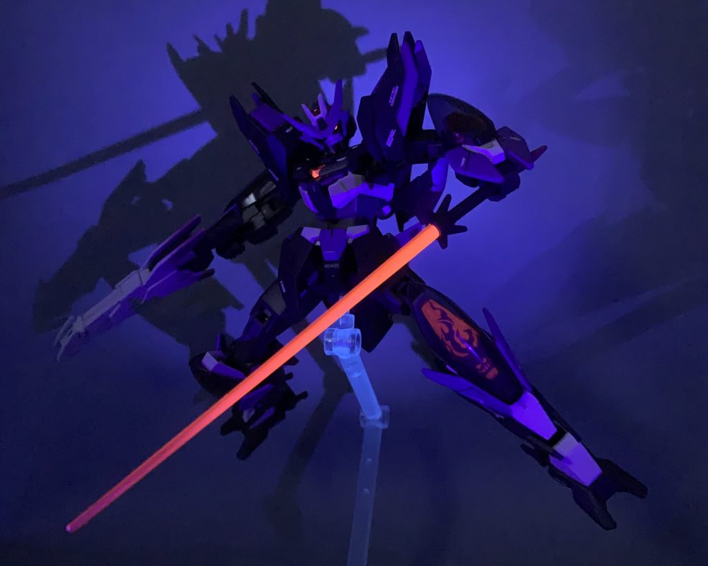 ブラックライトで光らせたモノ。光らせるとタトゥーデカールの髑髏や炎が浮かび上がって見えるように…。