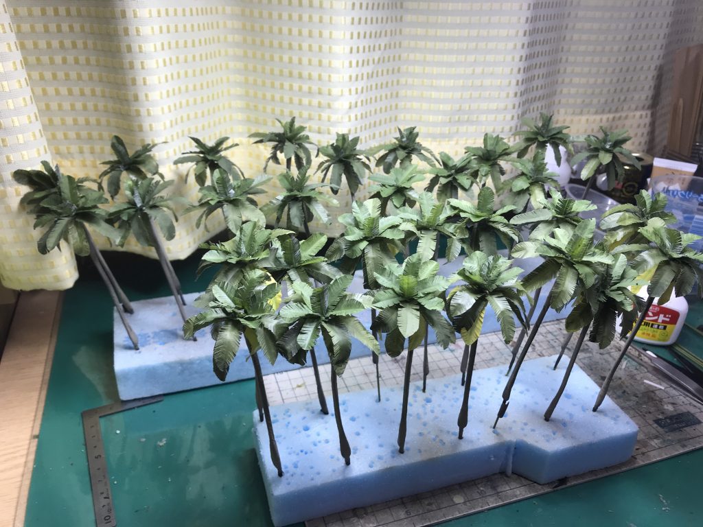 ヤシの木30本はトレーシングペーパーと針金製です。